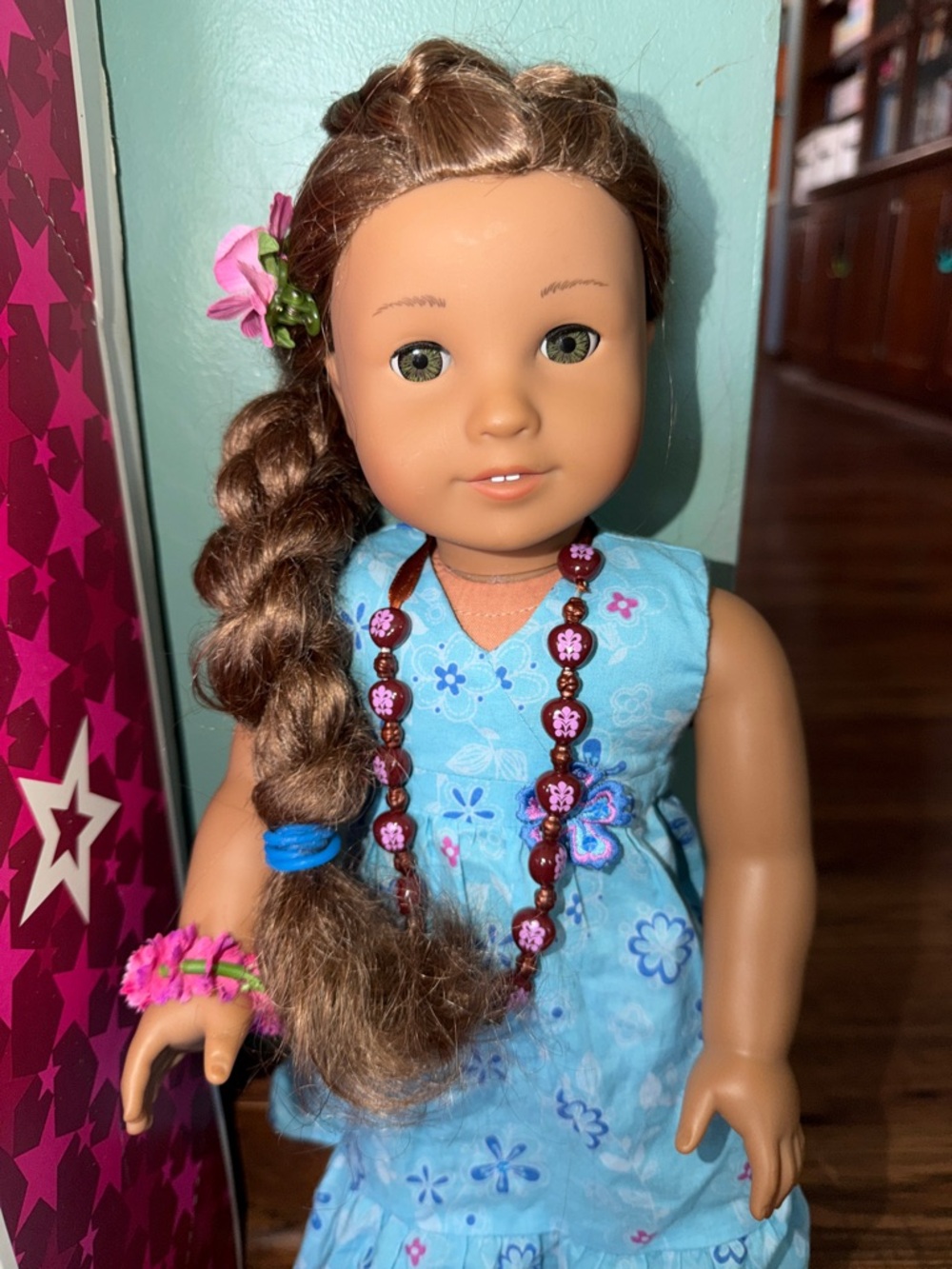 American Girl Kanani Doll in box with luau set & Accessories GOTY 2011 - Picture 2 of 11